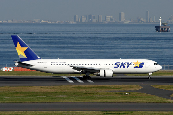 SKYMARK BOEING 767 300 HND RF IMG_7647.jpg