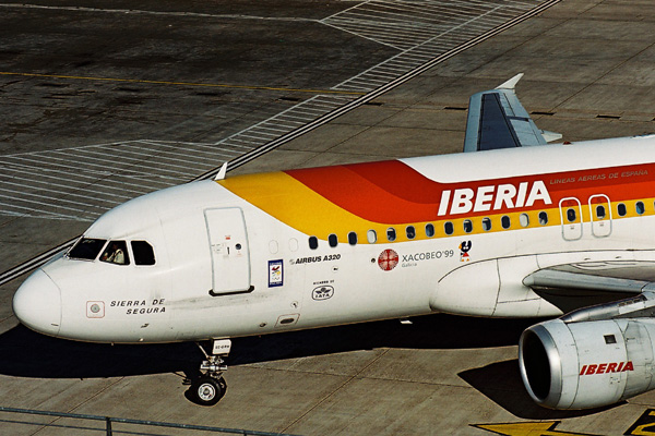 IBERIA AIRBUS A320 LHR RF 1400 17