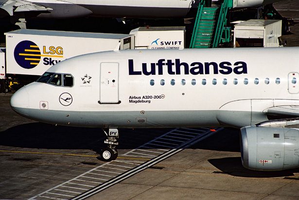 LUFTHANSA AIRBUS A320 LHR RF A2 11.jpg