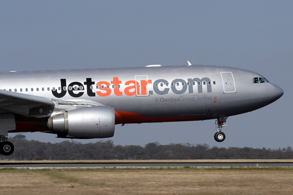 JETSTAR AIRBUS A330 200 MEL RF IMG_7304 P.jpg