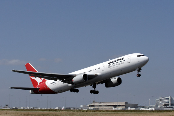 QANTAS BOEING 767 300 MEL RF IMG_7225.jpg