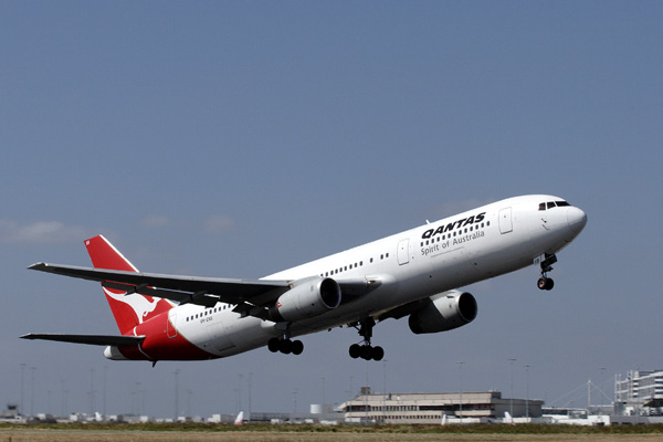 QANTAS BOEING 767 300 MEL RF IMG_7225 .jpg