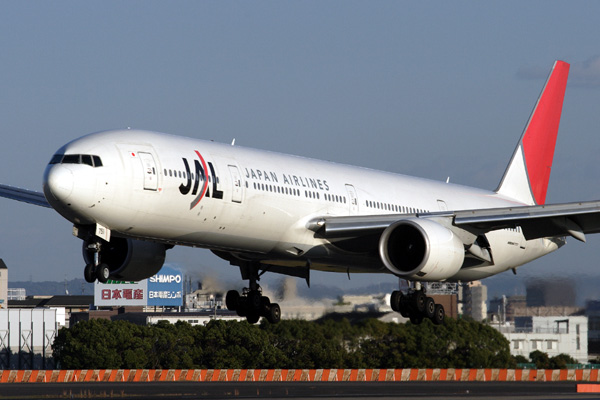 JAL BOEING 777 300 ITM RF IMG_7478 .jpg