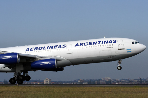 AEROLINEAS ARGENTINAS AIRBUS A340 SYD RF IMG_7972 .jpg
