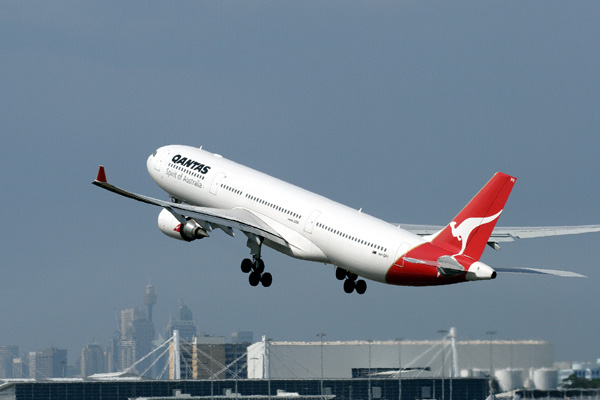 QANTAS AIRBUS A330 300 SYD RF IMG_8061 .jpg