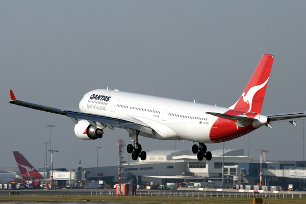 QANTAS AIRBUS A330 300 SYD RF IMG_8133 .jpg