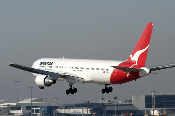 QANTAS BOEING 767 300 SYD RF IMG_8167 .jpg