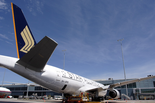 SINGAPORE AIRLINES BOEING 777 200 ADL RF IMG_7711.jpg