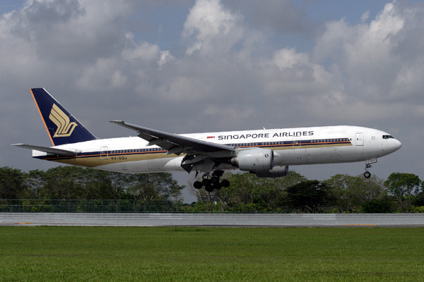 SINGAPORE AIRLINES BOEING 777 200 SIN RF IMG_7907 .jpg