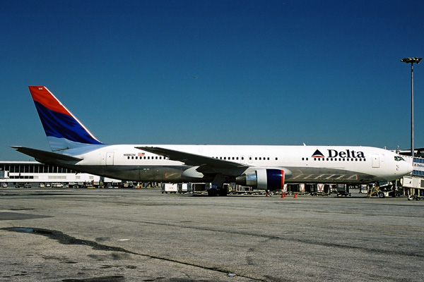 DELTA BOEING 767 300 JFK RF 1630 22.jpg