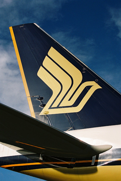 SINGAPORE AIRLINES BOEING 777 200 TAIL JNB RF 1872 3.jpg