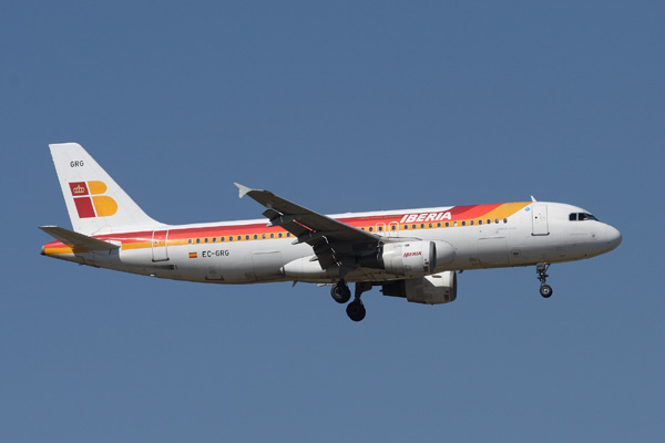 IBERIA AIRBUS A320 ORY RF.jpg