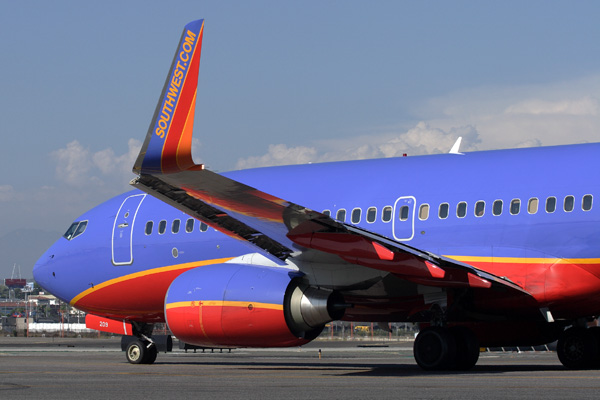 SOUTHWEST BOEING 737 700  LAX RF.jpg