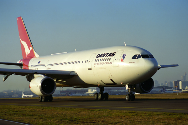 QANTAS AIRBUS A300 SYD RF 938 7.jpg