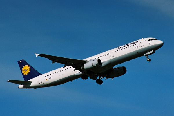 LUFTHANSA AIRBUS A321 DUS RF 1771 31.jpg