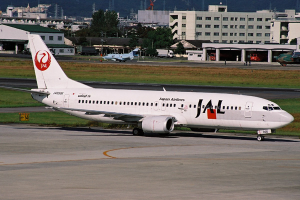 JAL BOEING 737 400 NGO RF 1586 3.jpg