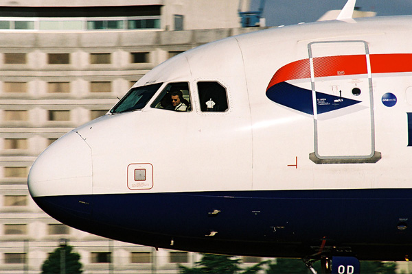 BRITISH AIRWAYS AIRBUS A320 CDG RF 1861 19.jpg