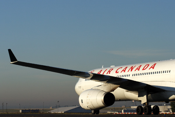 AIR CANADA AIRBUS A340 300 CDG RF IMG_2026.jpg