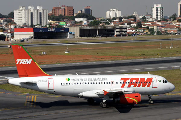 TAM AIRBUS A319 CGH RF IMG_1270 .jpg