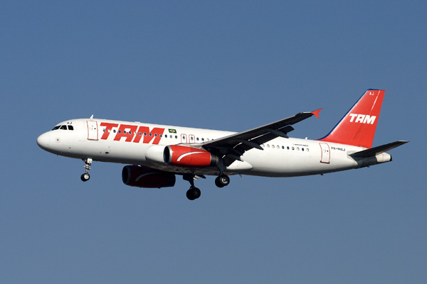 TAM AIRBUS A320 CGH RF IMG_1208 .jpg