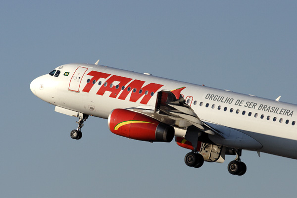 TAM AIRBUS A320 CGH RF IMG_1298 .jpg