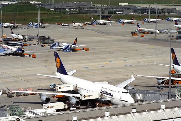 LUFTHANSA BOEING 747 400 MUC RF 1552 19.jpg