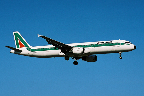 ALITALIA AIRBUS A321 LHR RF 1779 18.jpg