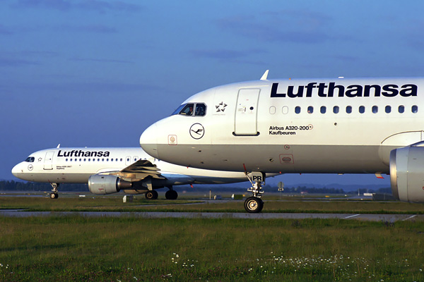 LUFTHANSA AIRBUS A320S MUC RF 1554 12