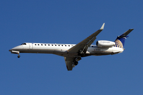 CONTINENTAL EXPRESS EMBRAER 145 RX IAH RF IMG_8650.jpg