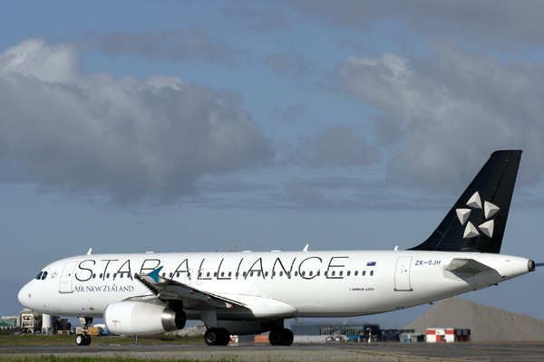 AIR NEW ZEALAND AIRBUS A320 AKL RF IMG_9110.jpg