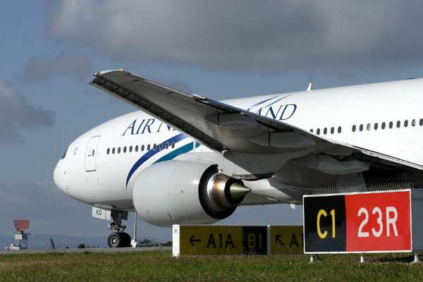 AIR NEW ZEALAND BOEING 777 200 AKL RF IMG_9114.jpg