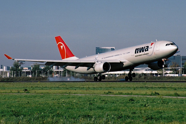 NWA AIRBUS A330 300 AMS RF 1773 27.jpg