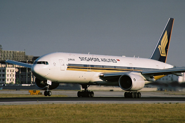 SINGAPORE AIRLINES BOEING 777 200 BJS RF 1670 27.jpg