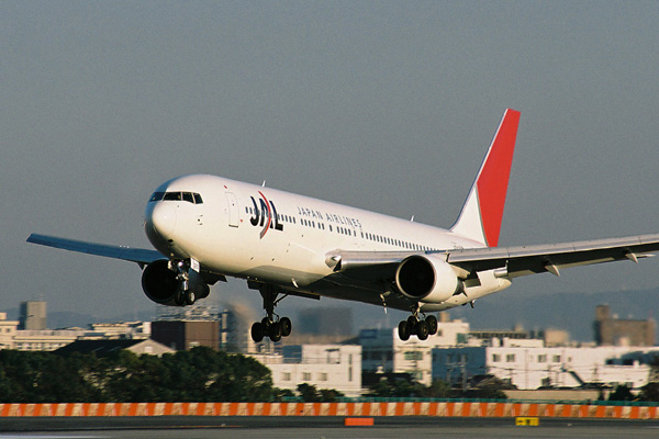 JAL BOEING 767 300 ITM RF 1915 33.jpg