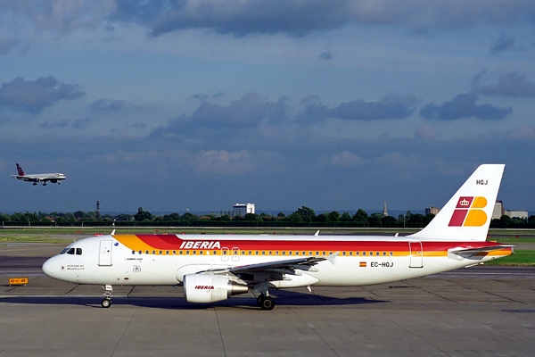 IBERIA AIRBUS A320 LHR RF 1561 33.jpg