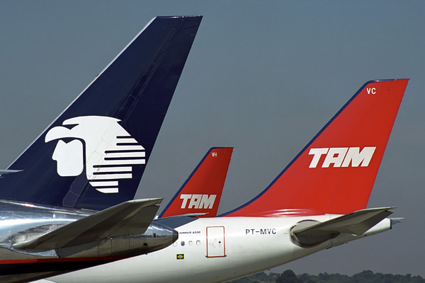 AERO MEXICO TAM TAILS GRU RF 1738 15.jpg