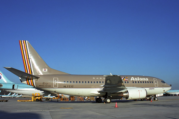 ASIANA BOEING 737 500 GMP RF 1445 4.jpg