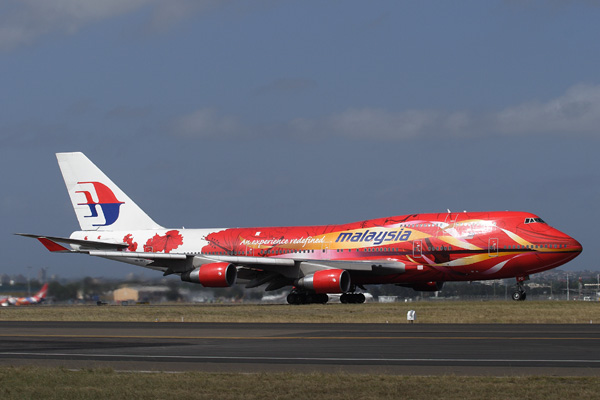 MALAYSIA BOEING 747 400 SYD RF 3617.jpg