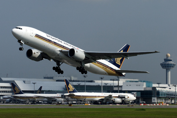 SINGAPORE AIRLINES BOEING 777 200 SIN RF IMG_2496.jpg