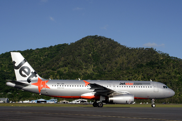 JETSTAR AIRBUS A320 CNS RF IMG_9272.jpg