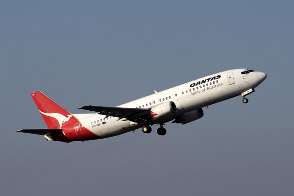 QANTAS BOEING 737 400 SYD RF IMG_9323.jpg