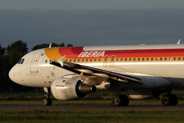 IBERIA AIRBUS A320 AMS RF IMG_6826.jpg