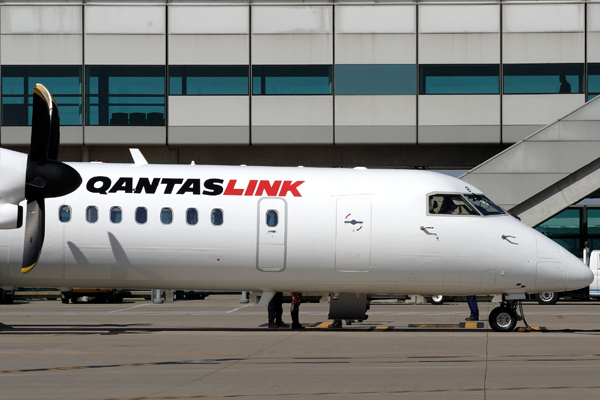 QANTAS LINK DASH 8 400 BNE RF IMG_5654.jpg