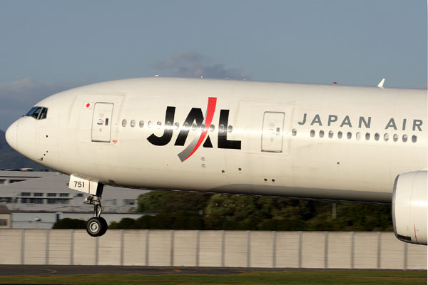 JAL BOEING 777 300 ITM RF IMG_7480.jpg
