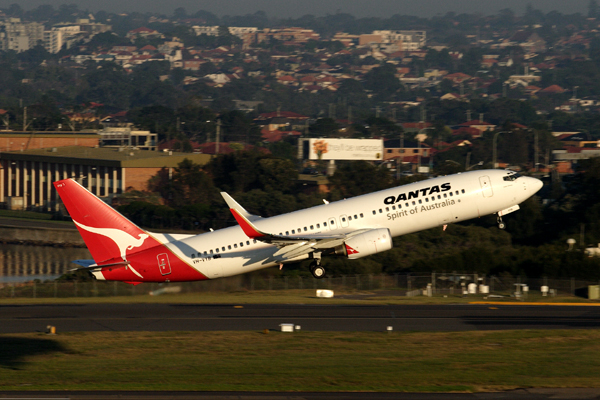 QANTAS BOEING 737 800 SYD RF IMG_9558.jpg