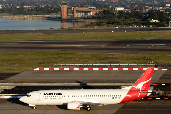 QANTAS BOEING 737 400 SYD RF IMG_9574.jpg