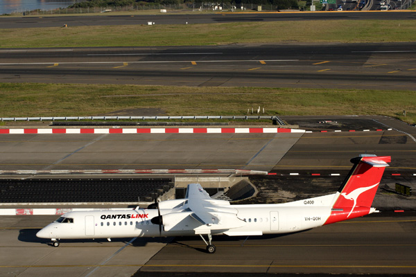 QANTAS LINK DASH 8 400 SYD RF IMG_9640.jpg