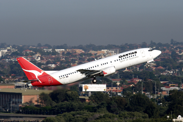 QANTAS BOEING 737 400 SYD RF IMG_9697.jpg