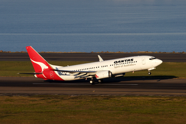 QANTAS BOEING 737 800 SYD RF IMG_9557.jpg