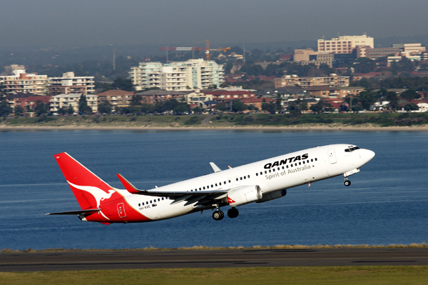 QANTAS BOEING 737 800 SYD RF IMG_9684.jpg